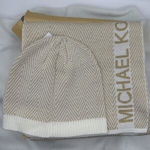 MICHAEL KORS BRAND NEW WITH TAGS OFFICIAL SCARF AND HAT GIFT SET